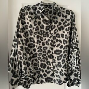 New With Tags Beulah Style Grey Leopard Satin Batwing Sleeve Top One Size
